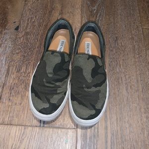 Steve Madden Camo Slides